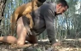 Gay safado dando para cachorro no meio do mato