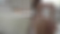 Cão branco e peludo chupando a rola do seu dono